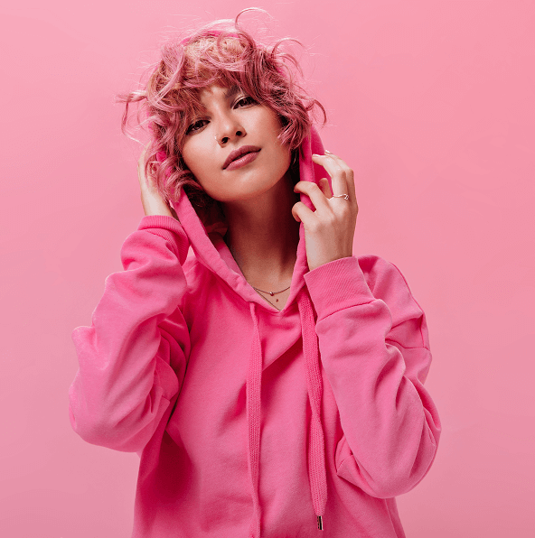 Donna felice al telefono